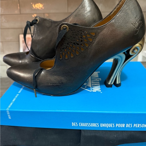 John Fluevog Black Leather Heels with Cutout Design - Picture 2 of 6